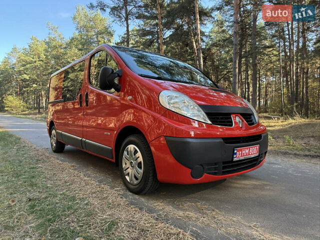 Красный Рено Трафик, объемом двигателя 2 л и пробегом 280 тыс. км за 14800 $, фото 2 на Automoto.ua