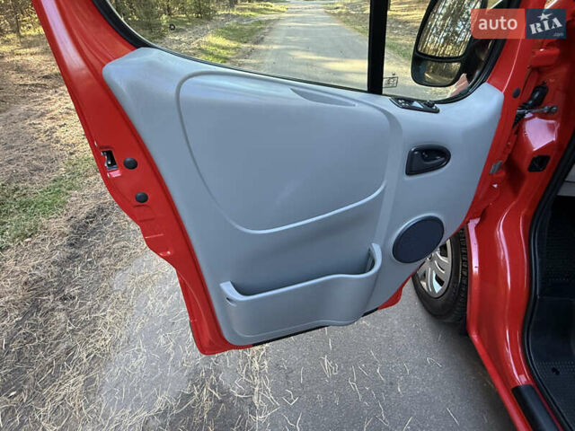 Красный Рено Трафик, объемом двигателя 2 л и пробегом 280 тыс. км за 14800 $, фото 34 на Automoto.ua