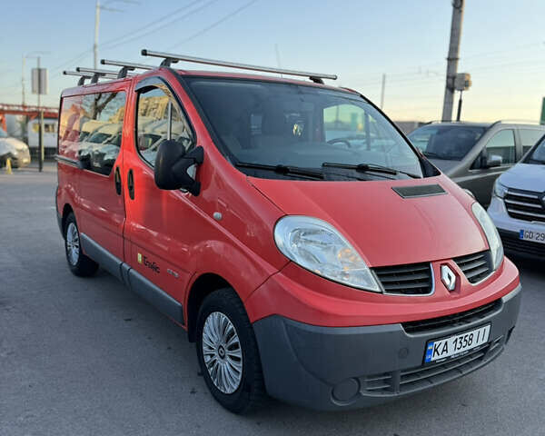 Красный Рено Трафик, объемом двигателя 2 л и пробегом 231 тыс. км за 11500 $, фото 4 на Automoto.ua