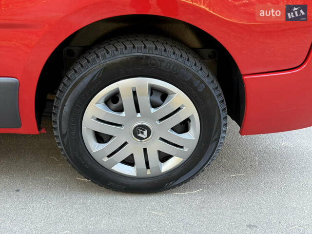 Красный Рено Трафик, объемом двигателя 2 л и пробегом 280 тыс. км за 14800 $, фото 19 на Automoto.ua