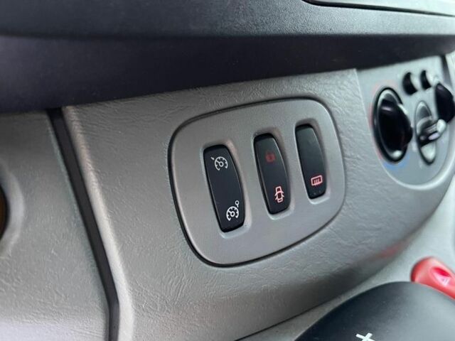 Красный Рено Трафик, объемом двигателя 2 л и пробегом 174 тыс. км за 8100 $, фото 16 на Automoto.ua