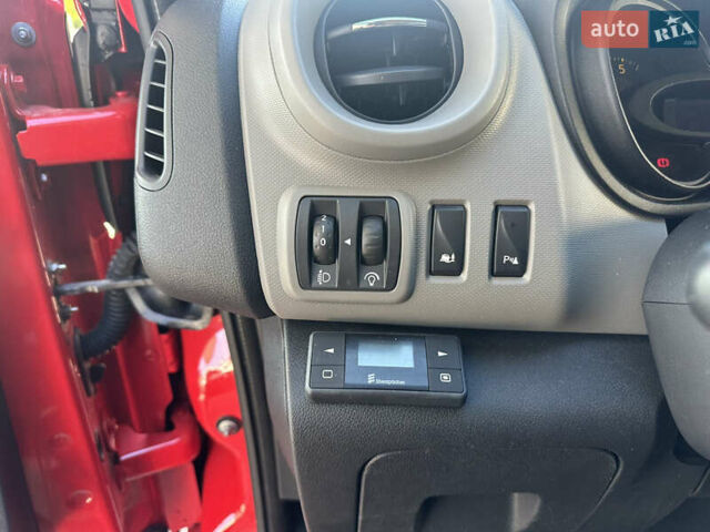 Красный Рено Трафик, объемом двигателя 1.6 л и пробегом 140 тыс. км за 13999 $, фото 29 на Automoto.ua
