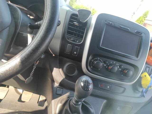 Красный Рено Трафик, объемом двигателя 1.6 л и пробегом 210 тыс. км за 15000 $, фото 5 на Automoto.ua