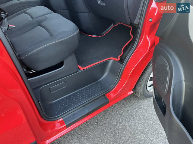 Червоний Рено Трафік, об'ємом двигуна 0 л та пробігом 223 тис. км за 14990 $, фото 14 на Automoto.ua