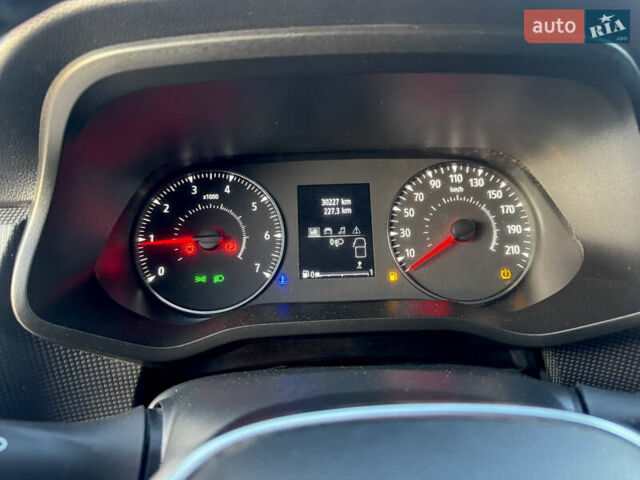 Красный Рено Трафик, объемом двигателя 2 л и пробегом 31 тыс. км за 23999 $, фото 14 на Automoto.ua