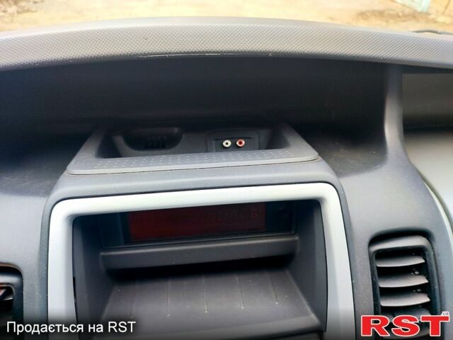 Рено Трафік 2010 у Харкові на Automoto.ua Червоний Рено Трафік, об'ємом двигуна 2 л та пробігом 230 тис. км за 9000 $, фото 2 на Automoto.ua