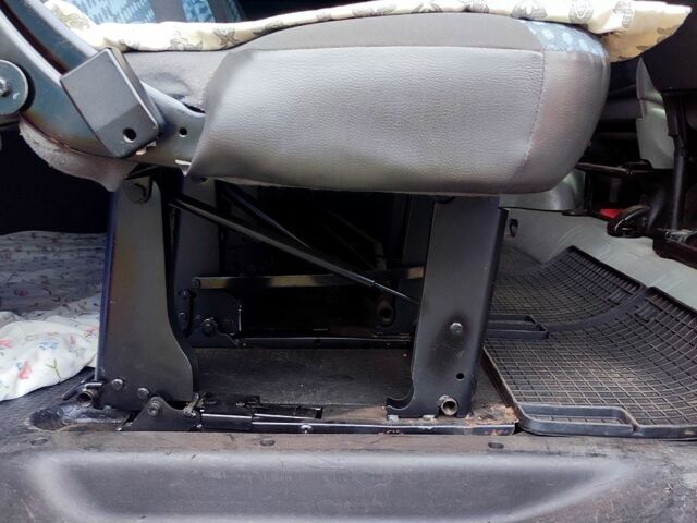 Рено Трафік 2010 у Харкові на Automoto.ua Червоний Рено Трафік, об'ємом двигуна 2 л та пробігом 230 тис. км за 9000 $, фото 13 на Automoto.ua