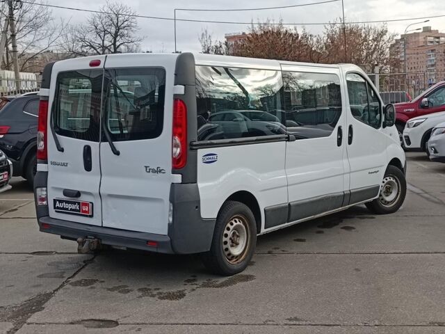 Белый Рено Трафик пасс., объемом двигателя 2.5 л и пробегом 247 тыс. км за 10990 $, фото 5 на Automoto.ua
