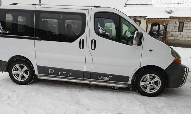 Белый Рено Трафик пасс., объемом двигателя 1.9 л и пробегом 290 тыс. км за 7500 $, фото 2 на Automoto.ua