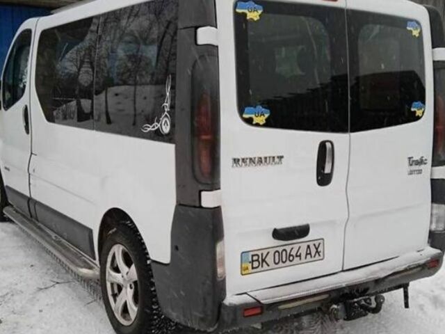 Белый Рено Трафик пасс., объемом двигателя 1.9 л и пробегом 290 тыс. км за 7500 $, фото 1 на Automoto.ua