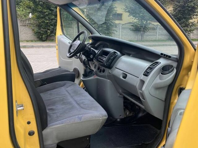 Желтый Рено Трафик, объемом двигателя 1.9 л и пробегом 400 тыс. км за 2700 $, фото 2 на Automoto.ua