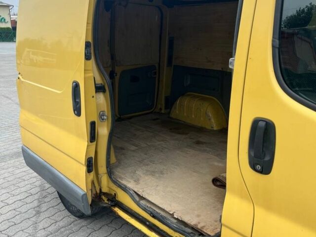 Желтый Рено Трафик, объемом двигателя 1.9 л и пробегом 400 тыс. км за 2700 $, фото 3 на Automoto.ua