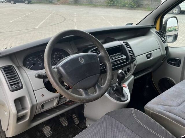 Желтый Рено Трафик, объемом двигателя 1.9 л и пробегом 400 тыс. км за 2700 $, фото 5 на Automoto.ua