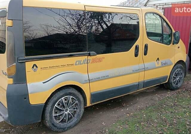 Желтый Рено Трафик, объемом двигателя 1.9 л и пробегом 450 тыс. км за 5700 $, фото 1 на Automoto.ua