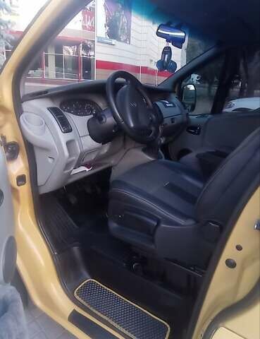 Желтый Рено Трафик, объемом двигателя 1.9 л и пробегом 415 тыс. км за 8900 $, фото 1 на Automoto.ua