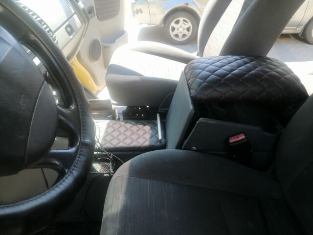 Желтый Рено Трафик, объемом двигателя 1 л и пробегом 35 тыс. км за 9500 $, фото 8 на Automoto.ua