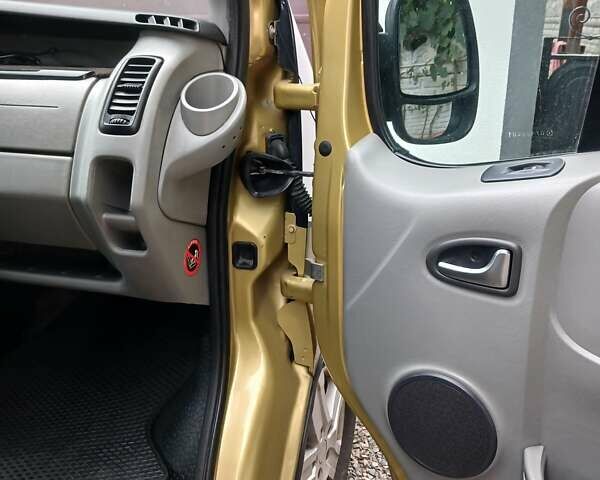 Жовтий Рено Трафік, об'ємом двигуна 1.9 л та пробігом 300 тис. км за 9900 $, фото 8 на Automoto.ua