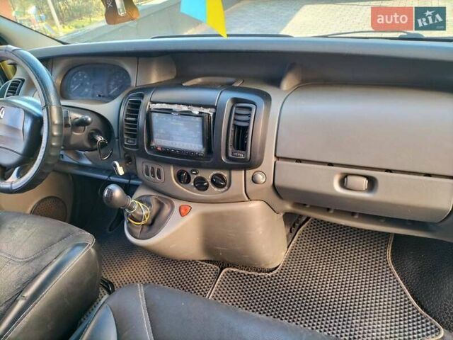 Желтый Рено Трафик, объемом двигателя 1.87 л и пробегом 492 тыс. км за 6700 $, фото 1 на Automoto.ua