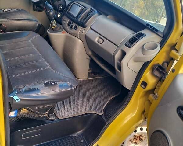 Желтый Рено Трафик, объемом двигателя 1.87 л и пробегом 492 тыс. км за 6700 $, фото 3 на Automoto.ua