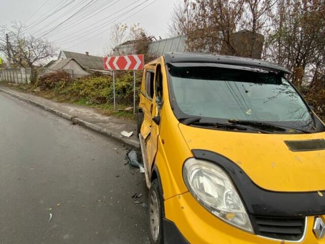 Желтый Рено Трафик, объемом двигателя 1.9 л и пробегом 300 тыс. км за 4000 $, фото 2 на Automoto.ua