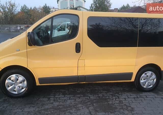 Желтый Рено Трафик, объемом двигателя 2 л и пробегом 187 тыс. км за 7800 $, фото 1 на Automoto.ua
