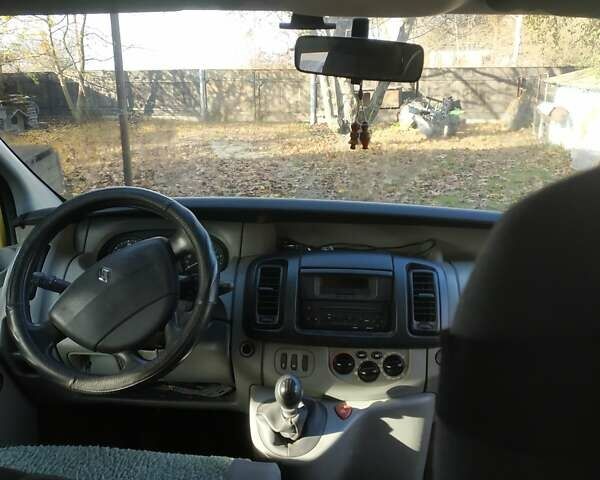 Желтый Рено Трафик, объемом двигателя 2 л и пробегом 241 тыс. км за 8200 $, фото 7 на Automoto.ua