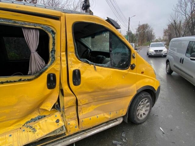 Желтый Рено Трафик, объемом двигателя 1.9 л и пробегом 300 тыс. км за 4000 $, фото 3 на Automoto.ua