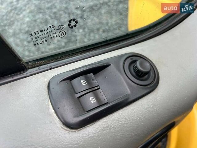 Желтый Рено Трафик, объемом двигателя 2 л и пробегом 187 тыс. км за 8990 $, фото 15 на Automoto.ua