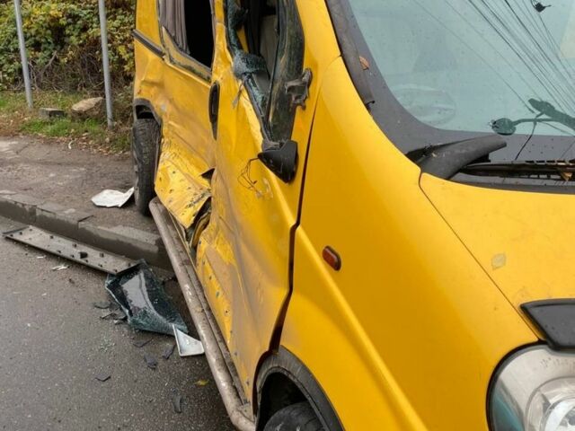 Желтый Рено Трафик, объемом двигателя 1.9 л и пробегом 300 тыс. км за 4000 $, фото 9 на Automoto.ua