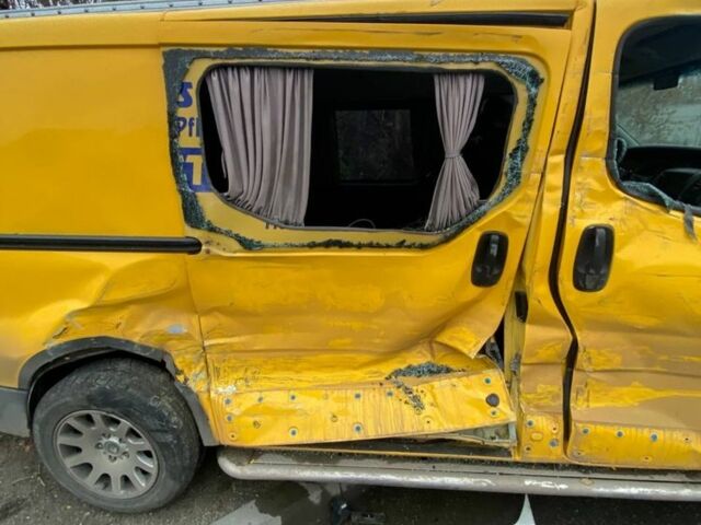 Желтый Рено Трафик, объемом двигателя 1.9 л и пробегом 300 тыс. км за 4000 $, фото 1 на Automoto.ua