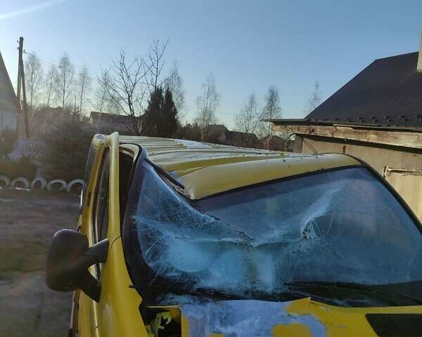 Желтый Рено Трафик, объемом двигателя 2 л и пробегом 326 тыс. км за 4000 $, фото 4 на Automoto.ua