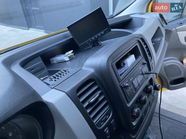 Желтый Рено Трафик, объемом двигателя 1.6 л и пробегом 130 тыс. км за 13071 $, фото 3 на Automoto.ua