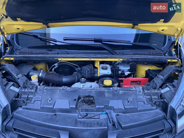 Желтый Рено Трафик, объемом двигателя 1.6 л и пробегом 130 тыс. км за 13071 $, фото 4 на Automoto.ua