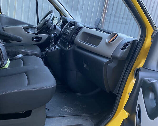 Желтый Рено Трафик, объемом двигателя 1.6 л и пробегом 130 тыс. км за 13071 $, фото 1 на Automoto.ua