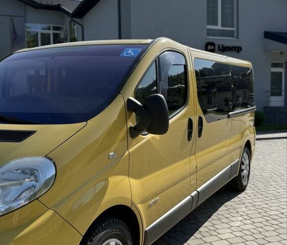 Желтый Рено Трафик, объемом двигателя 2 л и пробегом 350 тыс. км за 13000 $, фото 1 на Automoto.ua
