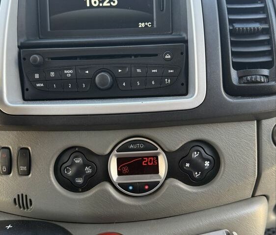 Желтый Рено Трафик, объемом двигателя 2 л и пробегом 350 тыс. км за 13000 $, фото 4 на Automoto.ua