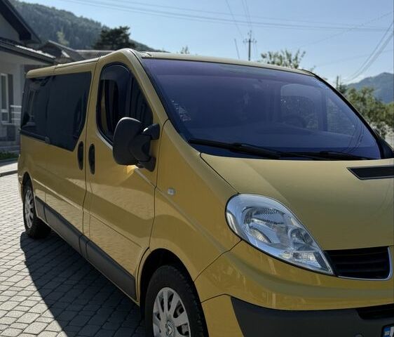Желтый Рено Трафик, объемом двигателя 2 л и пробегом 350 тыс. км за 13000 $, фото 2 на Automoto.ua