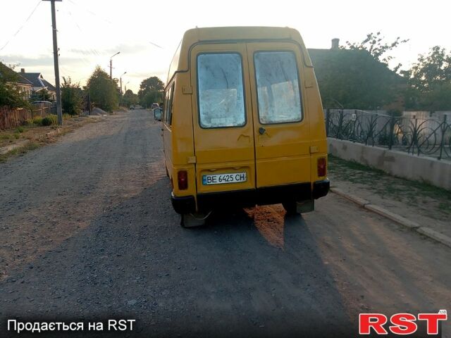 Желтый Рено Трафик, объемом двигателя 1.7 л и пробегом 303 тыс. км за 1400 $, фото 2 на Automoto.ua