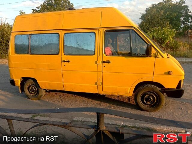 Желтый Рено Трафик, объемом двигателя 1.7 л и пробегом 303 тыс. км за 1400 $, фото 1 на Automoto.ua