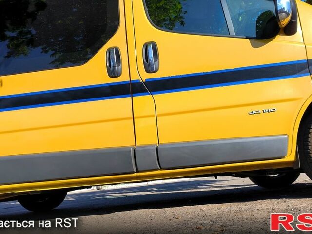 Желтый Рено Трафик, объемом двигателя 2.5 л и пробегом 335 тыс. км за 9400 $, фото 2 на Automoto.ua