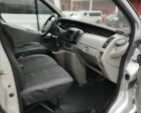 Серый Рено Трафик, объемом двигателя 2 л и пробегом 310 тыс. км за 9000 $, фото 12 на Automoto.ua