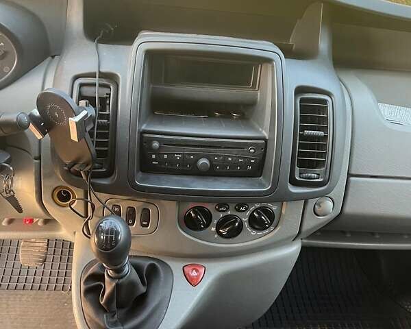 Серый Рено Трафик, объемом двигателя 2 л и пробегом 169 тыс. км за 15500 $, фото 9 на Automoto.ua