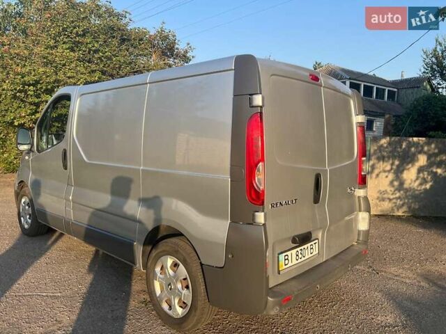 Серый Рено Трафик, объемом двигателя 2 л и пробегом 169 тыс. км за 15500 $, фото 2 на Automoto.ua