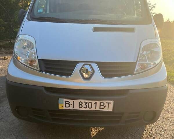 Серый Рено Трафик, объемом двигателя 2 л и пробегом 169 тыс. км за 15500 $, фото 3 на Automoto.ua
