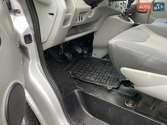 Серый Рено Трафик, объемом двигателя 2 л и пробегом 300 тыс. км за 13800 $, фото 36 на Automoto.ua