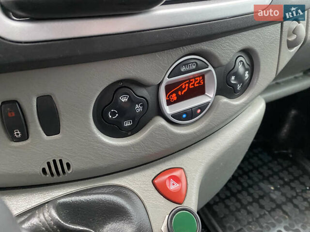 Серый Рено Трафик, объемом двигателя 2 л и пробегом 300 тыс. км за 13800 $, фото 42 на Automoto.ua