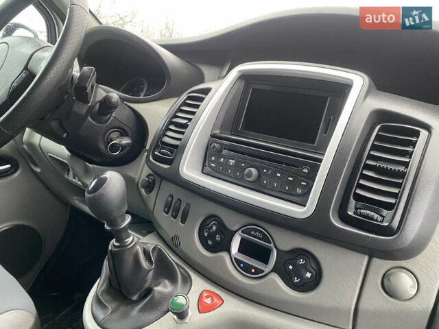 Серый Рено Трафик, объемом двигателя 2 л и пробегом 300 тыс. км за 13800 $, фото 31 на Automoto.ua