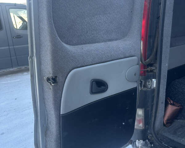 Сірий Рено Трафік, об'ємом двигуна 2 л та пробігом 374 тис. км за 10500 $, фото 9 на Automoto.ua