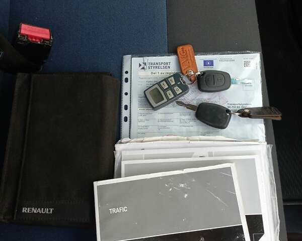 Серый Рено Трафик, объемом двигателя 2 л и пробегом 235 тыс. км за 13750 $, фото 63 на Automoto.ua