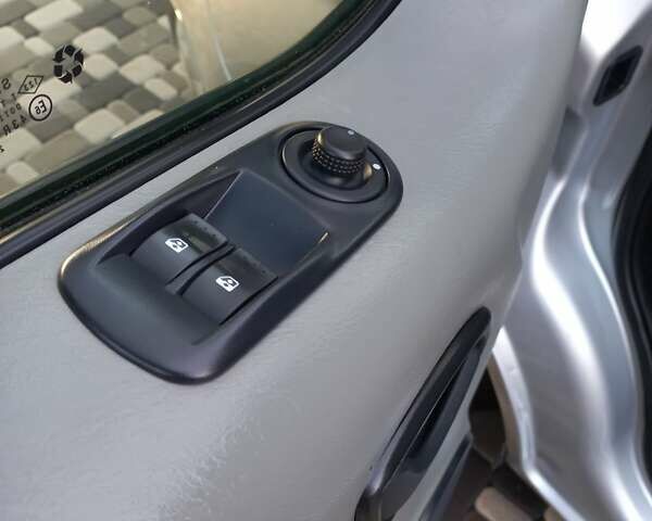 Серый Рено Трафик, объемом двигателя 2 л и пробегом 235 тыс. км за 13750 $, фото 43 на Automoto.ua